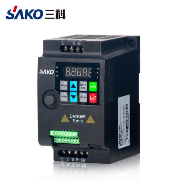 Trocador de freqüência de três faixas 0.75/1.5/2.2/4/5.5KW monofásico 220V trifásico 380V regulador de motor leve