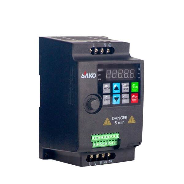 Trocador de freqüência de três faixas 0.75/1.5/2.2/4/5.5KW monofásico 220V trifásico 380V regulador de motor leve