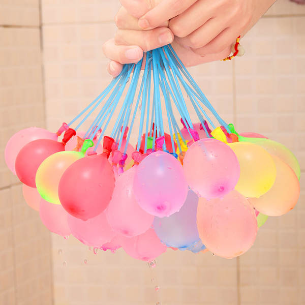 Pequenas brincadeiras para bebês de verão com balão de água para bebês de verão com balão de água