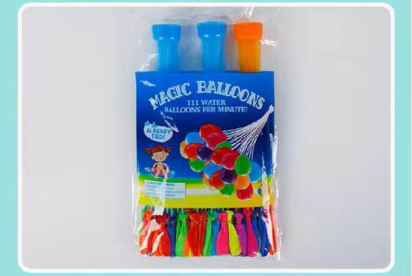 Pequenas brincadeiras para bebês de verão com balão de água para bebês de verão com balão de água
