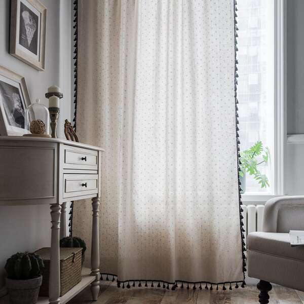 As cortinas da cozinha são feitas de cor preta, semelhante às cortinas da cozinha.