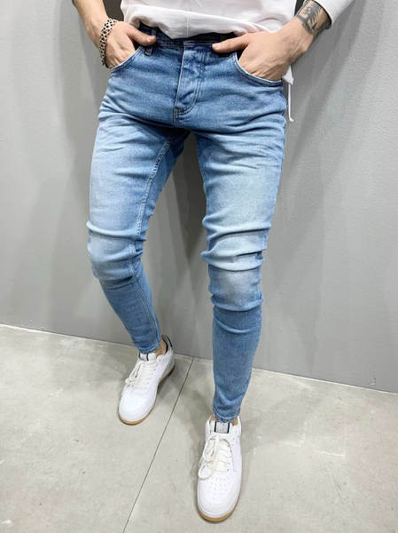 Jovens europeus e americanos de alta qualidade com as pernas apertadas de jeans independentes de comércio exterior
