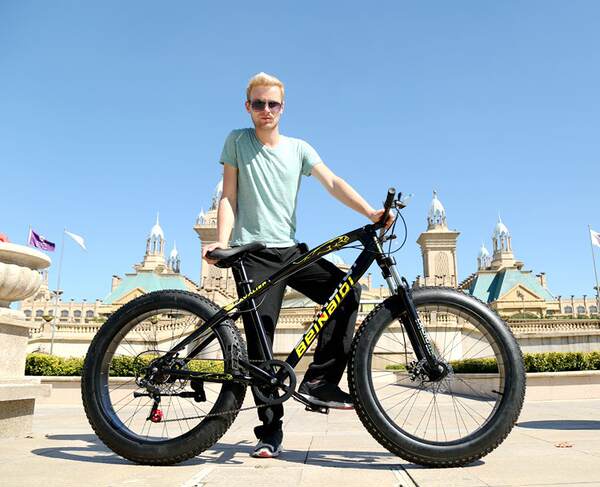 Carro de neve de bronze 4.0 ampliado com pneus grandes para ciclismo de montanha de 26 polegadas com dois discos para frear a estrada de praia