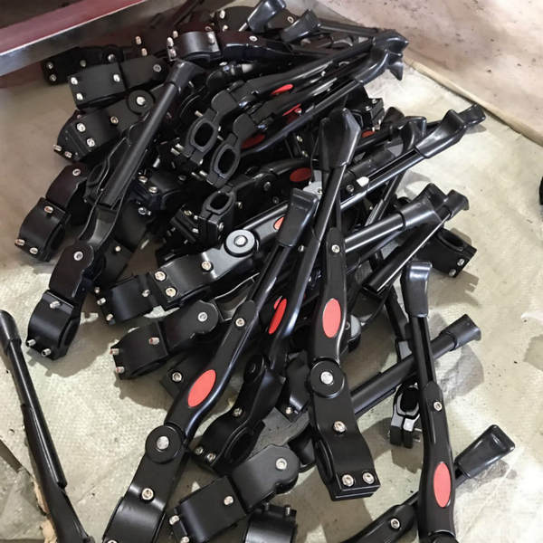 Bateria traseira de aliaxe de alumínio pode ser ajustada para um carro de montanha curto de 26 polegadas de apoio ao lado da bicicleta.
