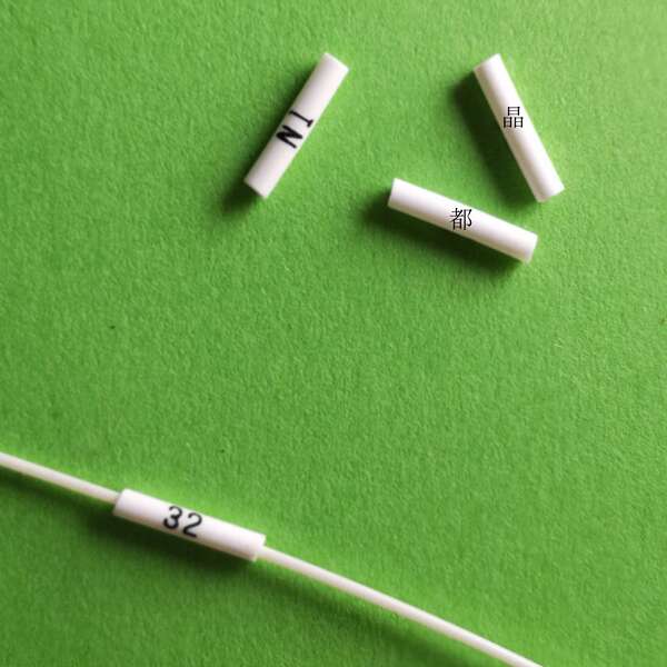 Tubo de identificação com letras e números em PVC