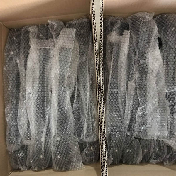 Bateria traseira de aliaxe de alumínio pode ser ajustada para um carro de montanha curto de 26 polegadas de apoio ao lado da bicicleta.