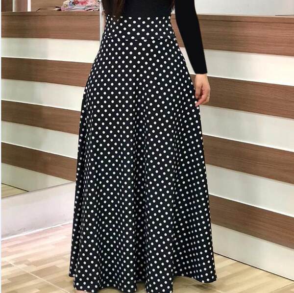 O Wish 2023 é um vestido de cor preta para mulheres.
