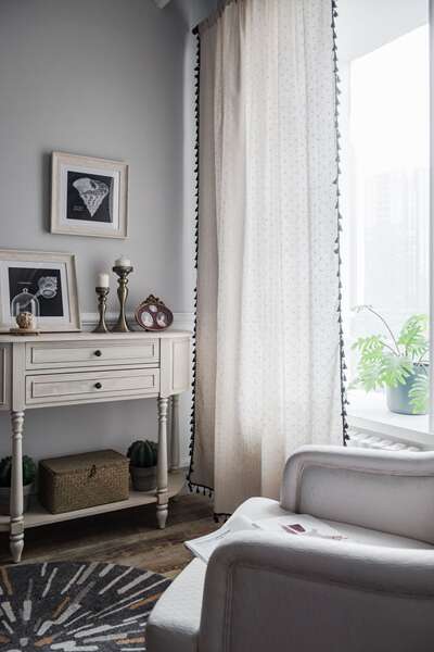 As cortinas da cozinha são feitas de cor preta, semelhante às cortinas da cozinha.