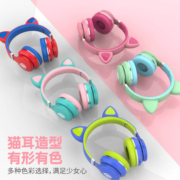 Wearing wired headphones com fones de ouvido elétricos