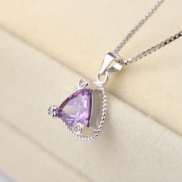 Colar de Cristal com Pendente Triangular