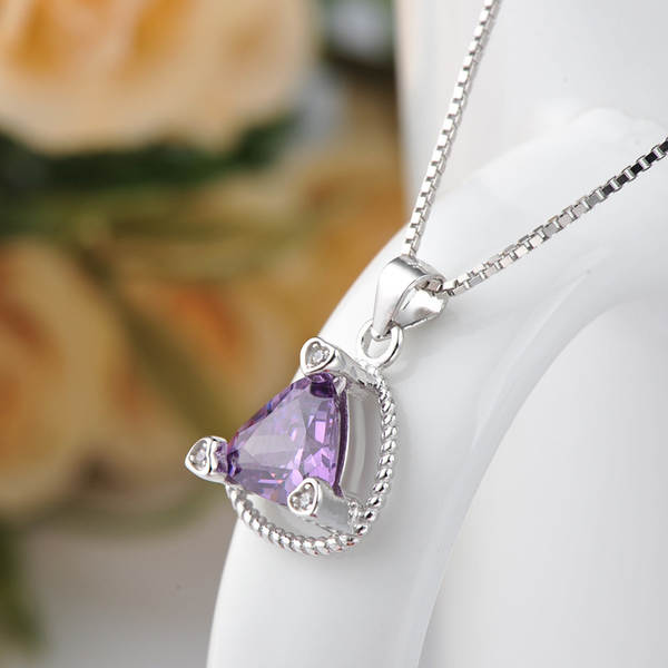 Colar de Cristal com Pendente Triangular
