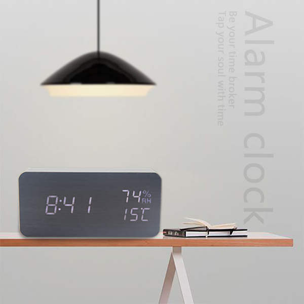 Novo relógio de madeira LED Home Sound Control Relógio inteligente LED Relógio criativo de luz noturna silencioso de temperatura de umidade