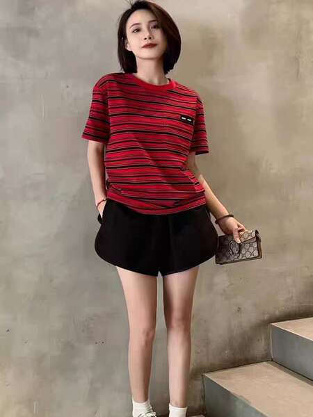 Camisa feminina de manga curta com estampa de listras
