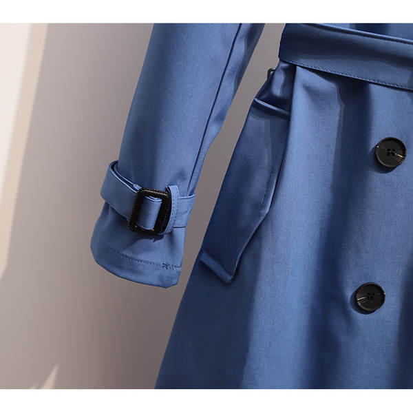 Casaco feminino largo com capa e botões