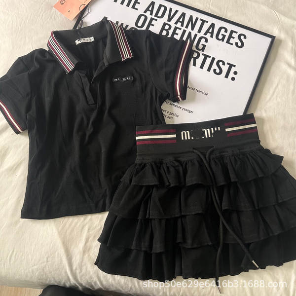 Vestido curto com camiseta polo e saia de bolo