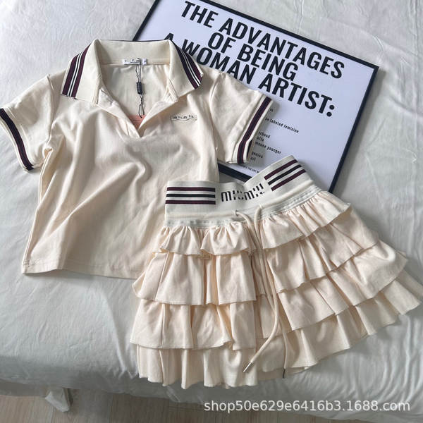 Vestido curto com camiseta polo e saia de bolo