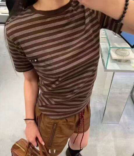 Camisa feminina de manga curta com estampa de listras