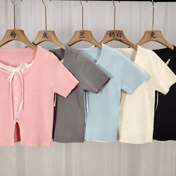 Vestido de verão com duas camisetas de calçados curtos e um vestido de verão de calçados curtos.