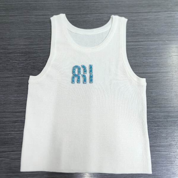 No verão, a nova camiseta sem fio é usada.