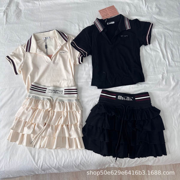 Vestido curto com camiseta polo e saia de bolo