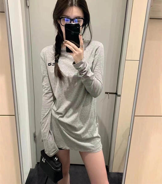 No verão de 2025, a nova camiseta de proteção solar da MIU é usada para roupas femininas