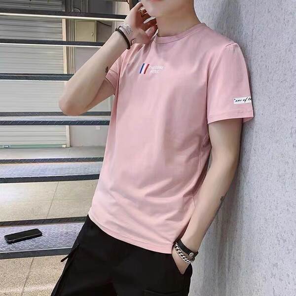 T-shirt de verão de cor branca e branca para homens com meias mãos.