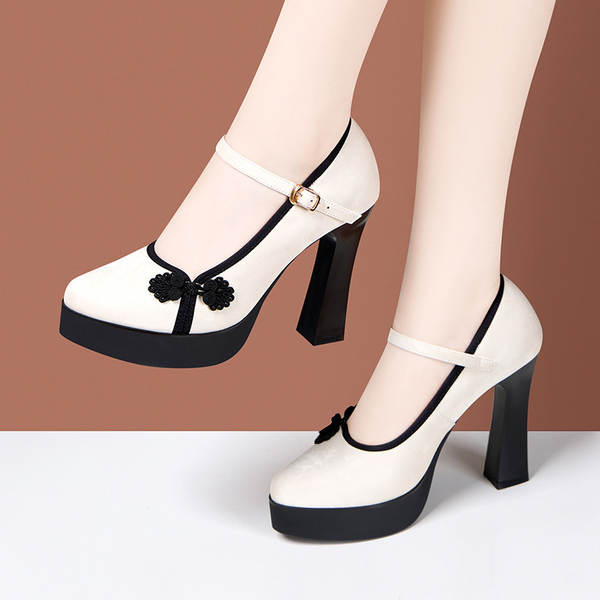 Mulheres chinesas usam sapatos de verão com calçado de cavalo