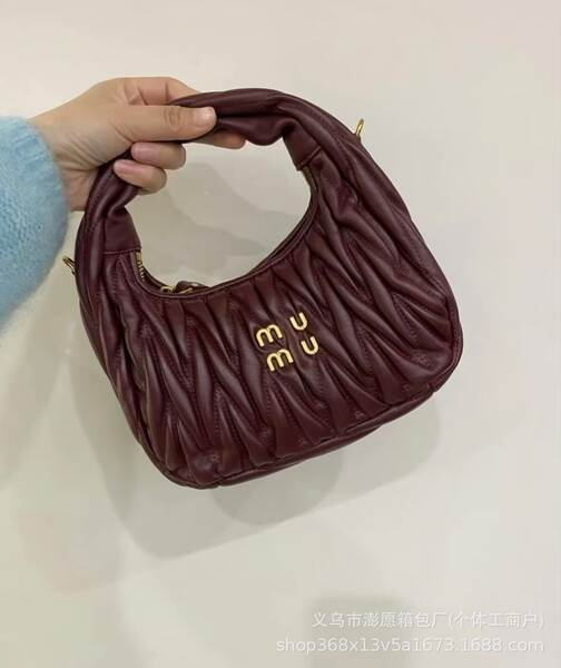 Bolsa feminina de couro com detalhes em pregas