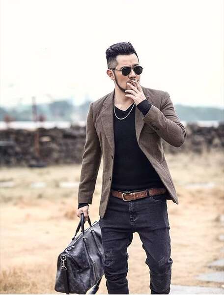 No Inverno, os homens se vestiram com roupas de cor branca, mas os homens se vestiam com roupas de cor branca.