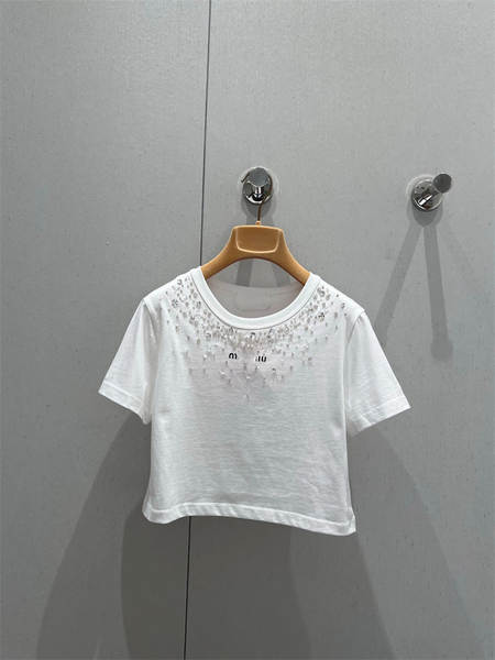 2025 Primeira Primavera Novo Southern Oil Miu Simples Moda Centenário Reduzir Idade Férias Vento Pearl Letra Curta Colar T-Shirt