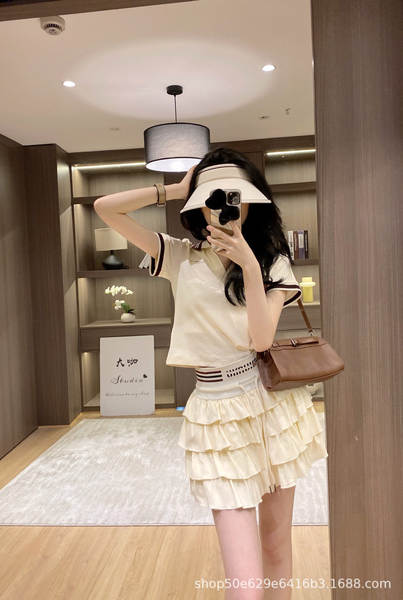 Vestido curto com camiseta polo e saia de bolo