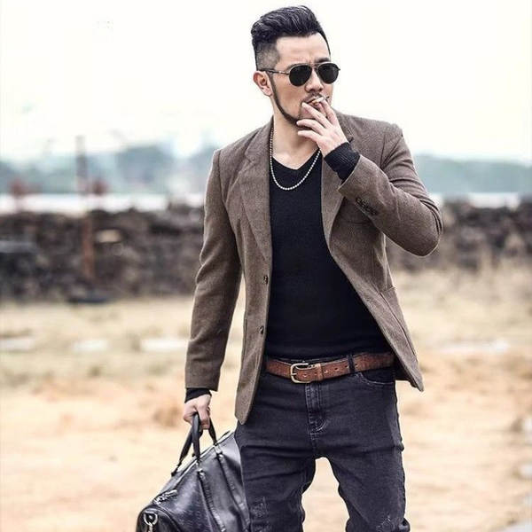 No Inverno, os homens se vestiram com roupas de cor branca, mas os homens se vestiam com roupas de cor branca.