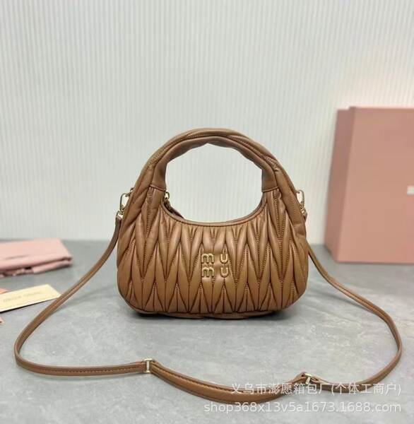 Bolsa feminina de couro com detalhes em pregas