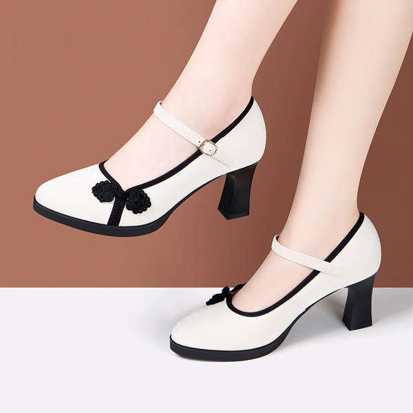 Mulheres chinesas usam sapatos de verão com calçado de cavalo