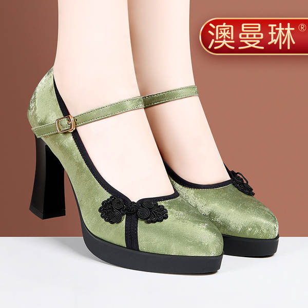 Mulheres chinesas usam sapatos de verão com calçado de cavalo