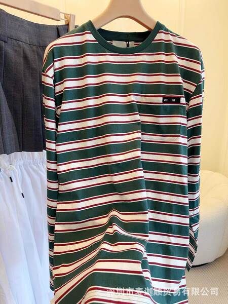 Vestido feminino de alta qualidade Miu26 primavera-verão nova colisão de cores falsa duas camisetas de luvas compridas com letras de algodão puro