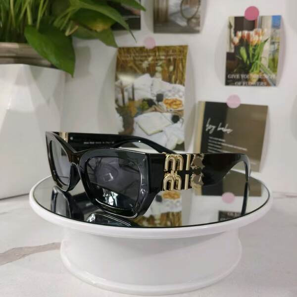Miu Lentes Mulher 2024 Novos Óculos de Sol Móveis Single Lentes de Lente Ampla Perna Logotipo de Ouro Óculos de Microfone
