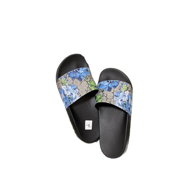 Jovens e mulheres da mesma faixa etária em casa com sapatos de praia em casa