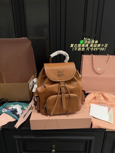 Miu Mu2025 nova mochila de couro duplo de ombros de alta sensibilidade de mão de ombro único de trabalho real mochila femininas atacado