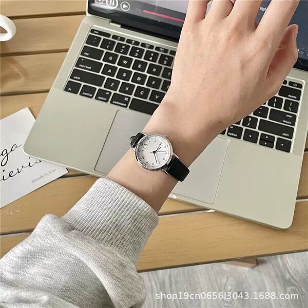 Relógio Feminino de Couro com Pulseira de Gato