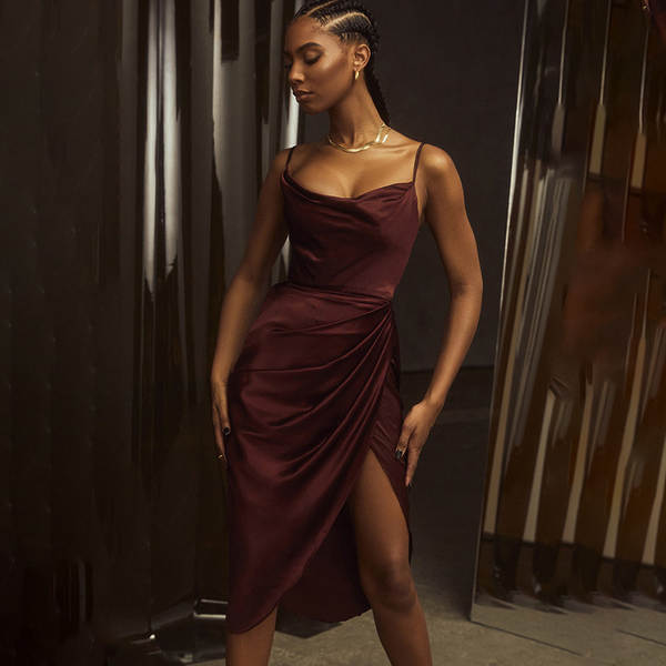 Vestido Justo com Decote