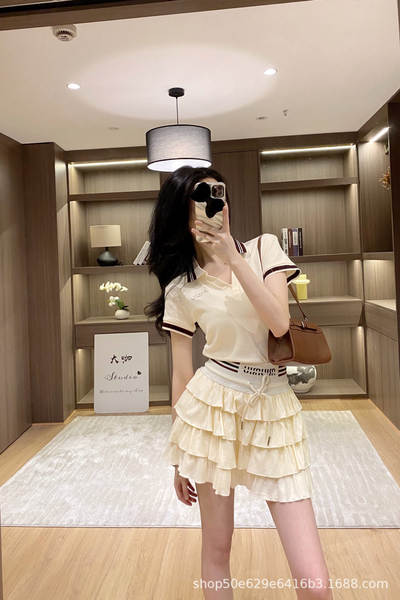 Vestido curto com camiseta polo e saia de bolo