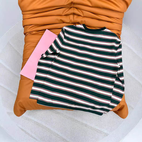 2024 Início Outono Novo Southern Oil Miu Recreação Simples Retrospectiva Barras Colisão Cor Logotipo Bolso Embrulhado Longas Mãos T-Shirt Mulher