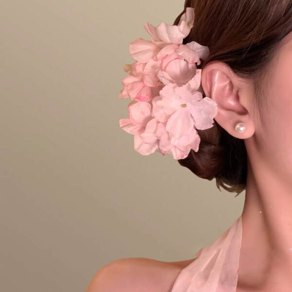 Penteado com Flor e Contas Rosa