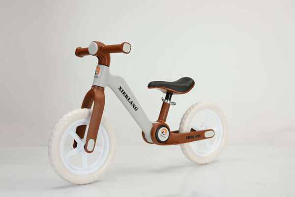 Crianças de 2 a 6 anos de idade podem andar de bicicleta sem andar de bicicleta