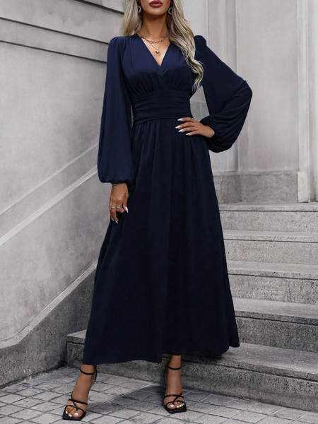 No outono, o novo vestido da senhora está em alta.