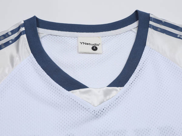 Vestido masculino de verão de 2025 novo modelo de camisa de futebol americana com ombros de camisa esportiva com mangas curtas para homens