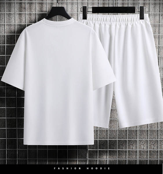 No verão, os homens usam camisetas masculinas com camisetas masculinas com camisetas masculinas.