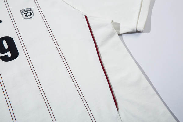 Camiseta esportiva listrada