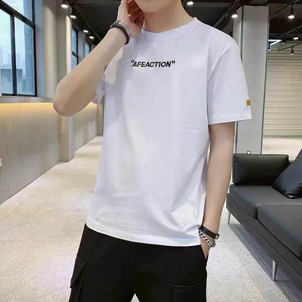 T-shirt de verão de cor branca e branca para homens com meias mãos.